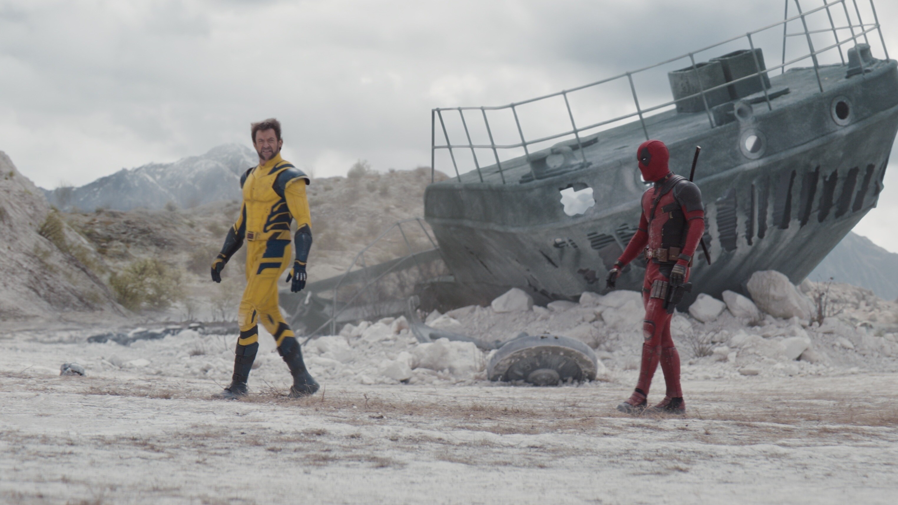 영화 Deadpool & Wolverine에서 실사 Deadpool과 Wolverine이 마주 선 장면